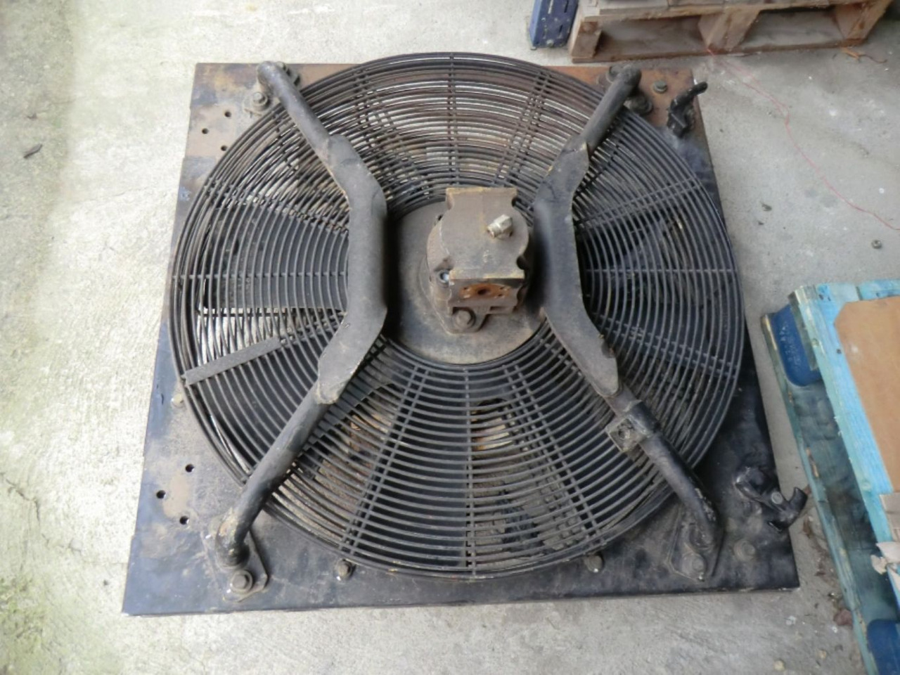 Caterpillar 963D GRIGLIA CON VENTOLA COMPLETA DI POMPA VENTOLA - Ventilador por Máquina de construção: foto 1 Caterpillar 963D GRIGLIA CON VENTOLA COMPLETA DI POMPA VENTOLA - Ventilador por Máquina de construção: foto 1