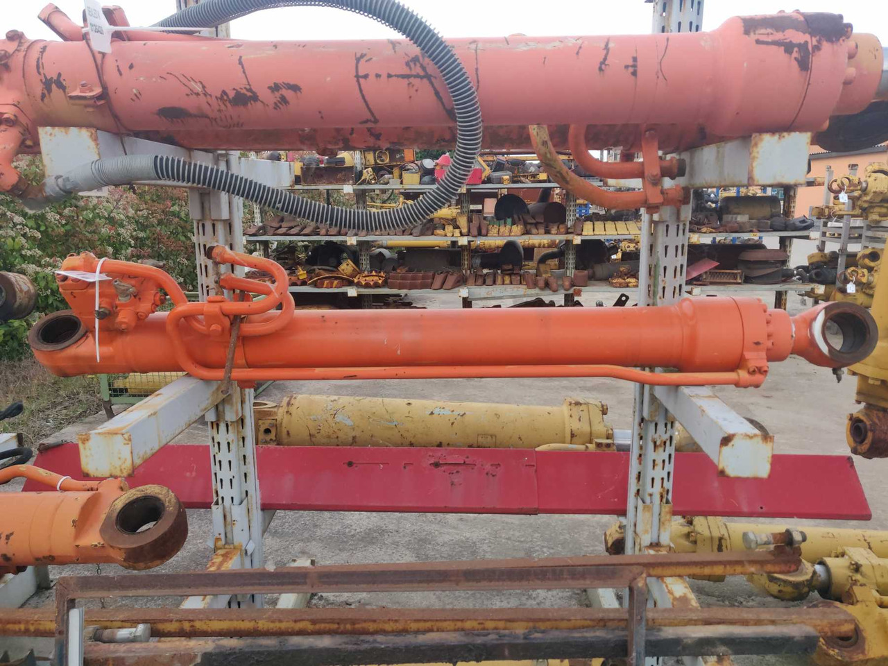 HITACHI ZX240 BAS Cilindro di salita destro con valvola anticaduta - Válvula por Máquina de construção: foto 1 HITACHI ZX240 BAS Cilindro di salita destro con valvola anticaduta - Válvula por Máquina de construção: foto 1