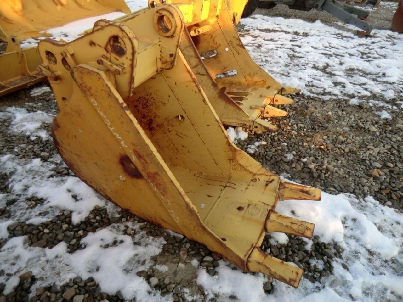 New 60 CM BUCKET WITH TEETH - Balde escavadora: foto 1 New 60 CM BUCKET WITH TEETH - Balde escavadora: foto 1