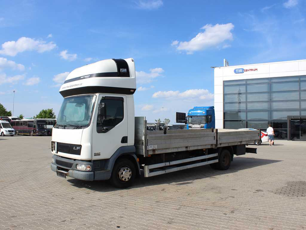 DAF LF 45.180, SLEEPING BODY, EURO 3, TIRES 80% - Camião de caixa aberta/ Plataforma: foto 1 DAF LF 45.180, SLEEPING BODY, EURO 3, TIRES 80% - Camião de caixa aberta/ Plataforma: foto 1
