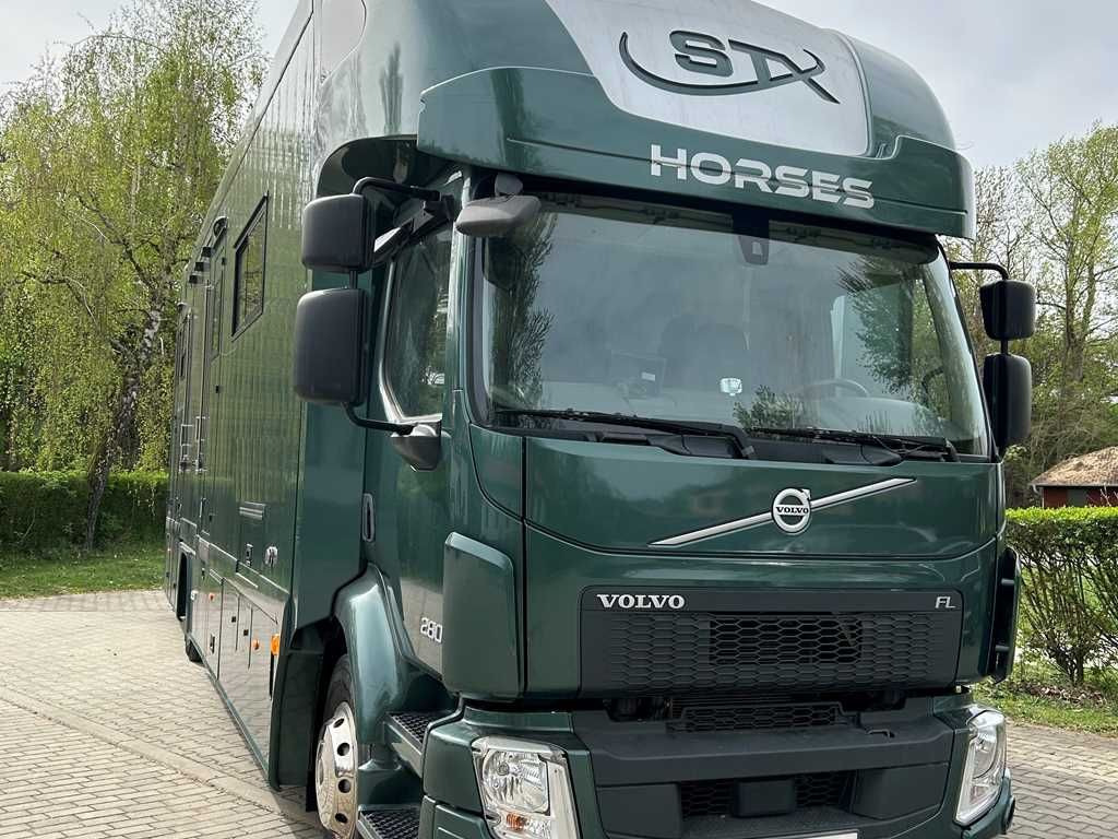 Volvo STX FL, 6 PEOPLE, 5 HORSES, CAMERA, 2X TAIL LIFT - Camião de transporte de cavalos: foto 2 Volvo STX FL, 6 PEOPLE, 5 HORSES, CAMERA, 2X TAIL LIFT - Camião de transporte de cavalos: foto 2