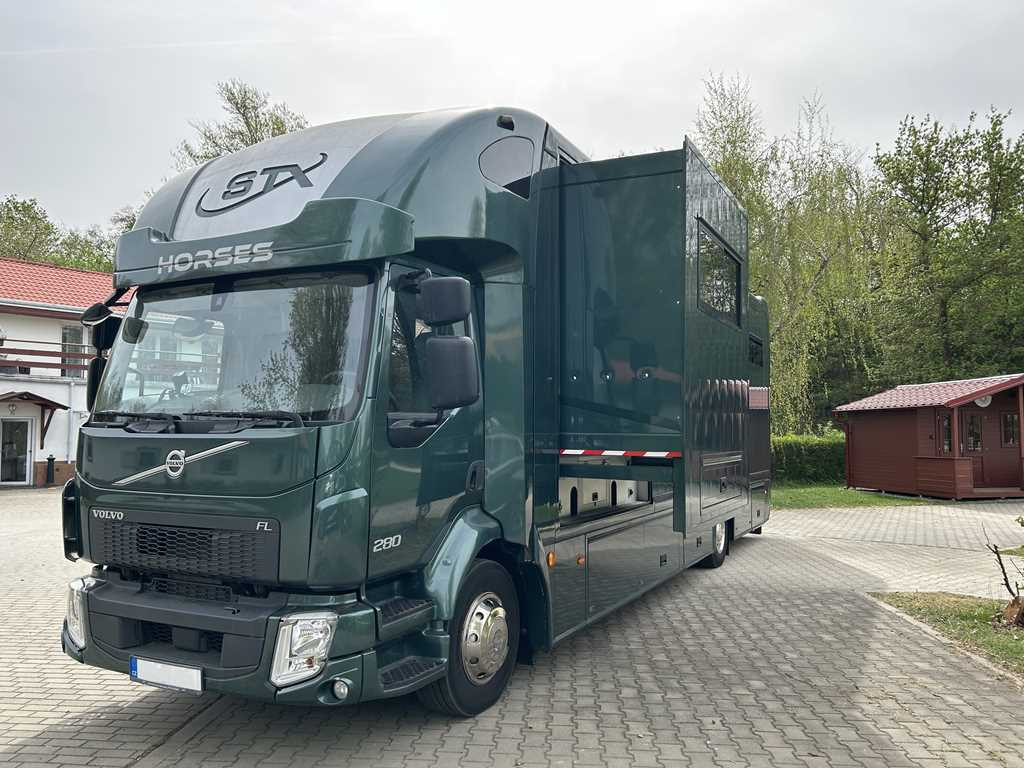 Volvo STX FL, FOR 6 PEOPLE, FOR TRANSPORTING FIVE HORSES, CAMERA, 2X HYDRAULIC FRONT - Camião de transporte de cavalos: foto 1 Volvo STX FL, FOR 6 PEOPLE, FOR TRANSPORTING FIVE HORSES, CAMERA, 2X HYDRAULIC FRONT - Camião de transporte de cavalos: foto 1