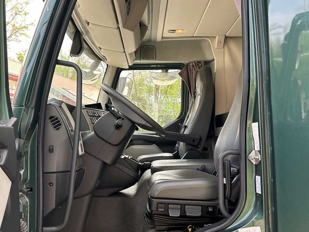 Volvo STX FL, FOR 6 PEOPLE, FOR TRANSPORTING FIVE HORSES, CAMERA, 2X HYDRAULIC FRONT - Camião de transporte de cavalos: foto 3 Volvo STX FL, FOR 6 PEOPLE, FOR TRANSPORTING FIVE HORSES, CAMERA, 2X HYDRAULIC FRONT - Camião de transporte de cavalos: foto 3