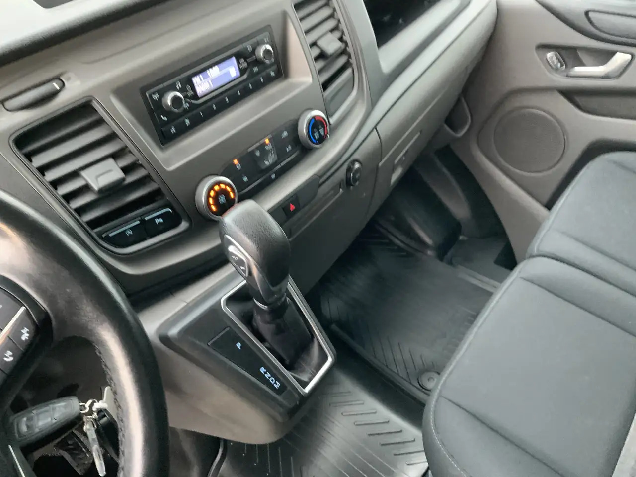 Ford Transit Custom 280 2.0 TDCI L1H1 Automaat Dub Schuifdeur Side Bar - Furgão: foto 5 Ford Transit Custom 280 2.0 TDCI L1H1 Automaat Dub Schuifdeur Side Bar - Furgão: foto 5