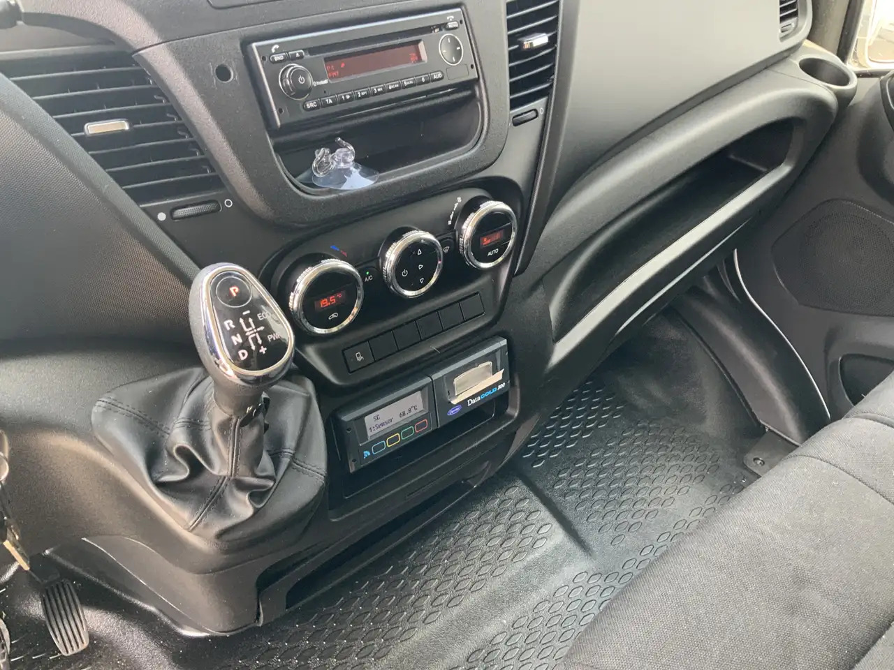 Iveco Daily 35C13 2.3 375 Automaat Koelmeubelbak Deuren Dag&Na - Carrinha frigorífica: foto 4 Iveco Daily 35C13 2.3 375 Automaat Koelmeubelbak Deuren Dag&Na - Carrinha frigorífica: foto 4