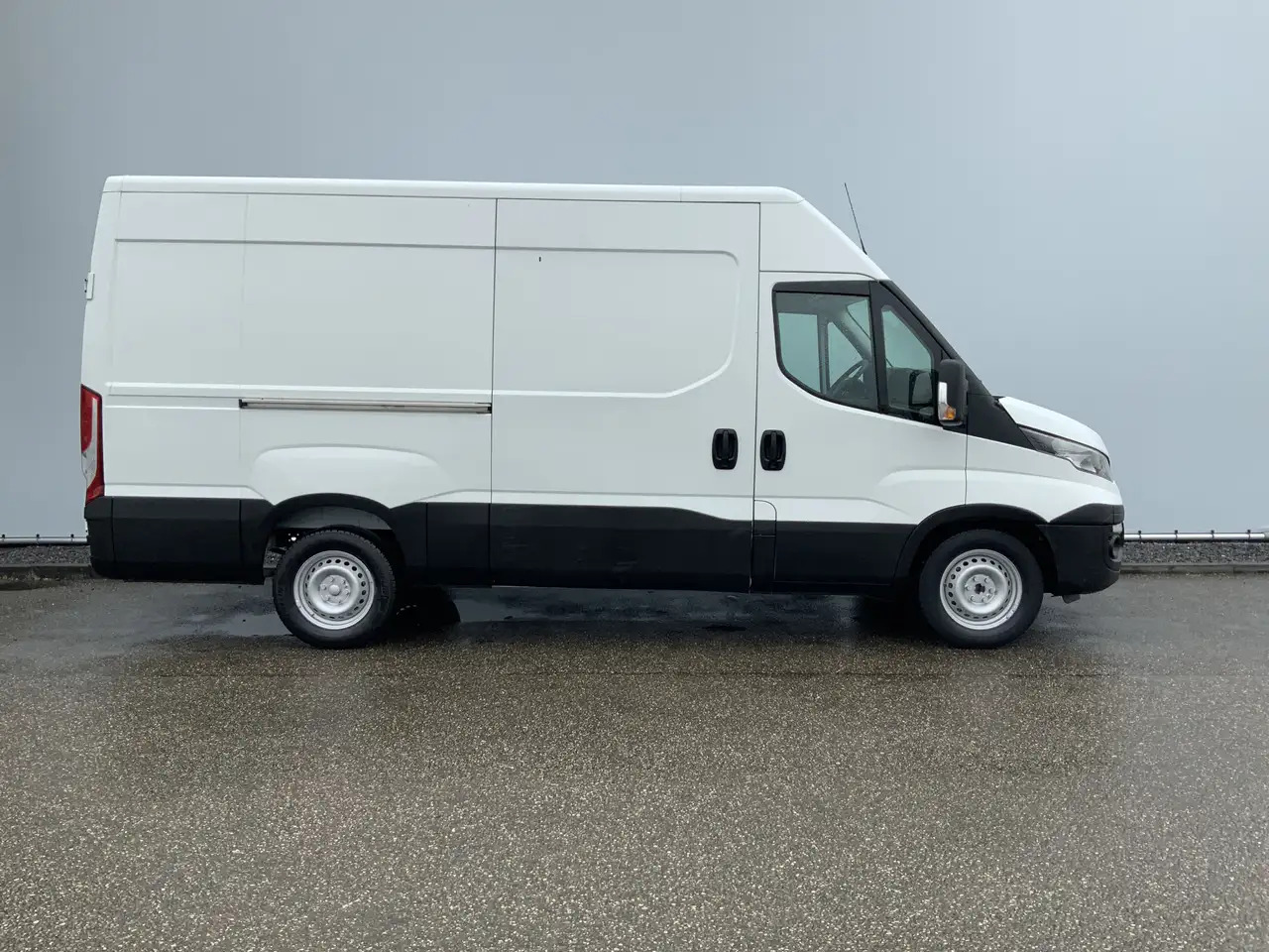 Iveco Daily 35S13V 2.3 352 H2 L3 Airco 3 Zits Opstap Euro 5 - Furgão: foto 3 Iveco Daily 35S13V 2.3 352 H2 L3 Airco 3 Zits Opstap Euro 5 - Furgão: foto 3