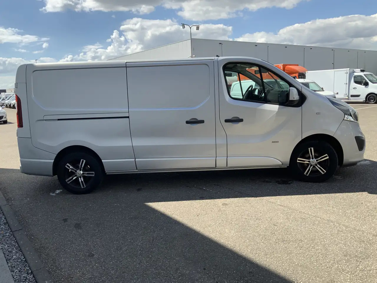 Opel Vivaro 1.6 CDTI L2H1 Sport EcoFlex (MOTOR DEFECT !!!!)Air - Furgão: foto 2 Opel Vivaro 1.6 CDTI L2H1 Sport EcoFlex (MOTOR DEFECT !!!!)Air - Furgão: foto 2