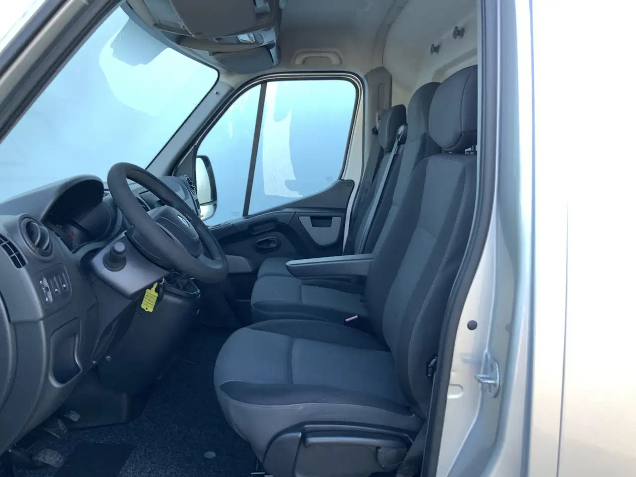 Renault Master T33 2.3 dCi L1H1Airco Cruise 3 Zits Trekhaak 2500 - Furgão: foto 4 Renault Master T33 2.3 dCi L1H1Airco Cruise 3 Zits Trekhaak 2500 - Furgão: foto 4