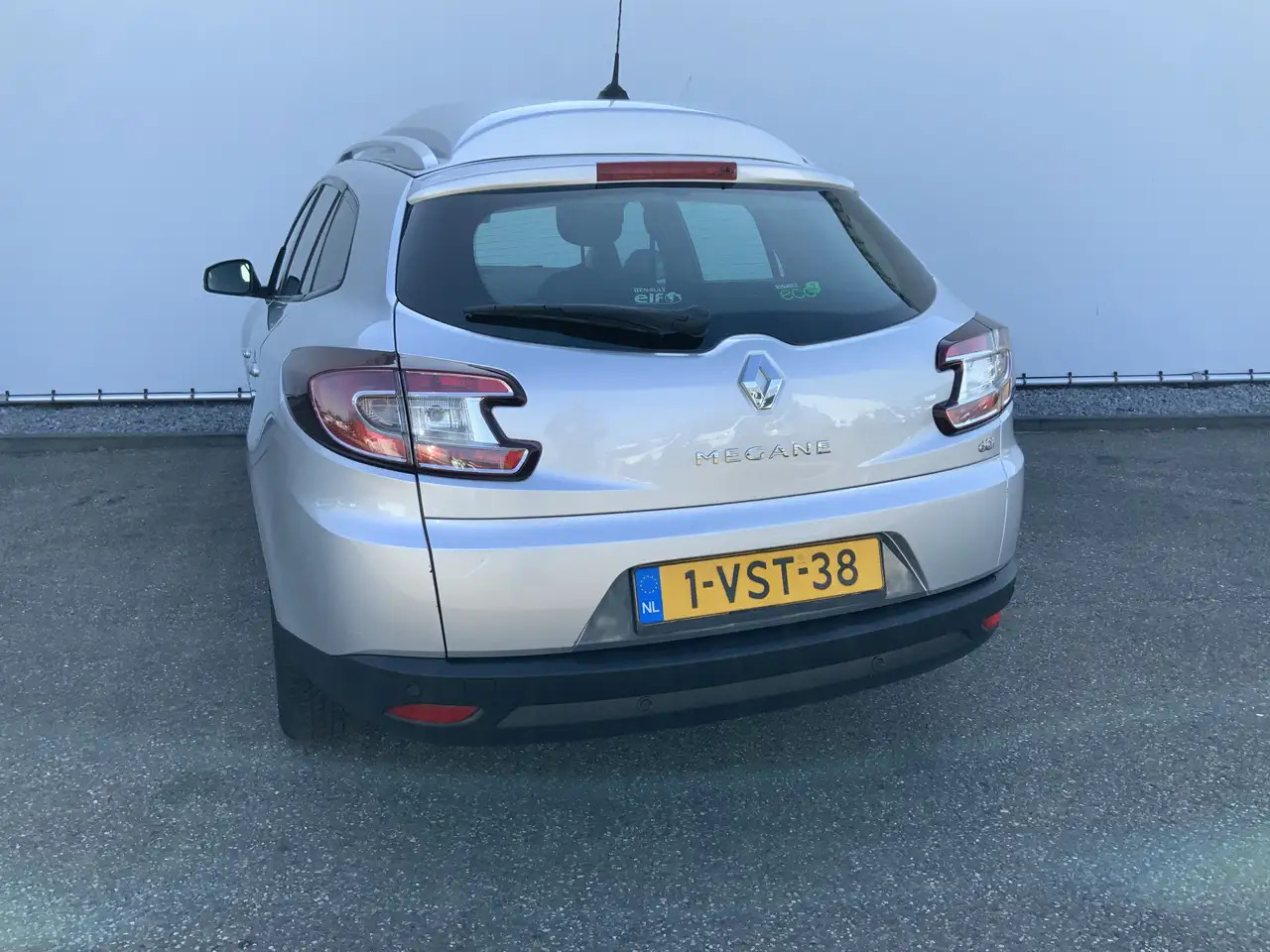 Renault Megane 1.5 dCi Expression Airco Navi Grijs Kenteken Euro - Automóvel: foto 2 Renault Megane 1.5 dCi Expression Airco Navi Grijs Kenteken Euro - Automóvel: foto 2
