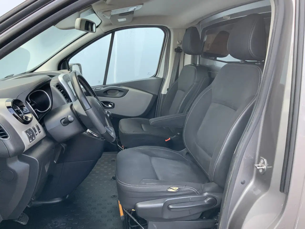 Renault Trafic 1.6 dCi T29 L2H1 DC Comfort Energy Airco Cruise Na - Furgão: foto 4 Renault Trafic 1.6 dCi T29 L2H1 DC Comfort Energy Airco Cruise Na - Furgão: foto 4