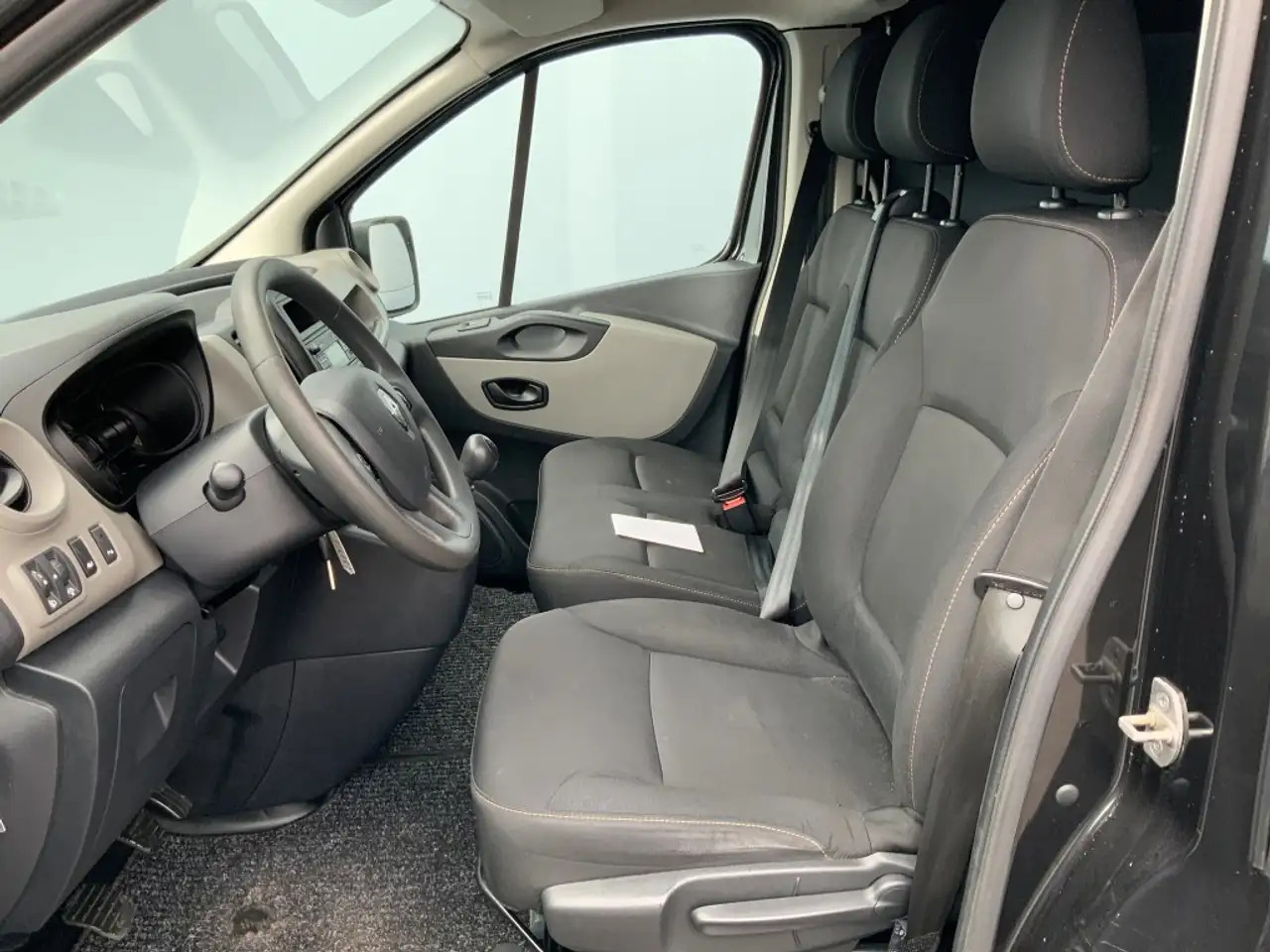 Renault Trafic 1.6 dCi T29 L2H2 Comfort Energy Airco Cruise 3 Zit - Furgão: foto 5 Renault Trafic 1.6 dCi T29 L2H2 Comfort Energy Airco Cruise 3 Zit - Furgão: foto 5