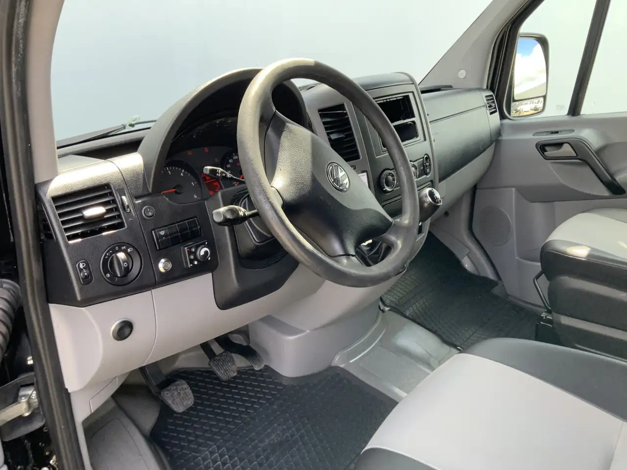 Volkswagen Crafter 35 2.0 TDI L2H2 Airco Cruise Trekhaak 3500 kg weba - Furgão: foto 4 Volkswagen Crafter 35 2.0 TDI L2H2 Airco Cruise Trekhaak 3500 kg weba - Furgão: foto 4
