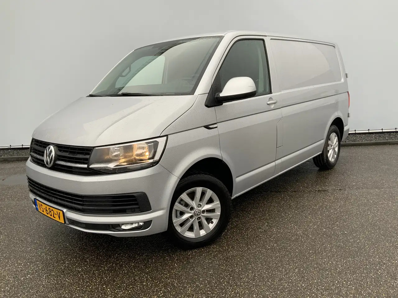 Volkswagen T6 Transporter 2.0 TDI L1H1 Highline Airco Cruise Alu Velg( R Por - Furgão: foto 1 Volkswagen T6 Transporter 2.0 TDI L1H1 Highline Airco Cruise Alu Velg( R Por - Furgão: foto 1