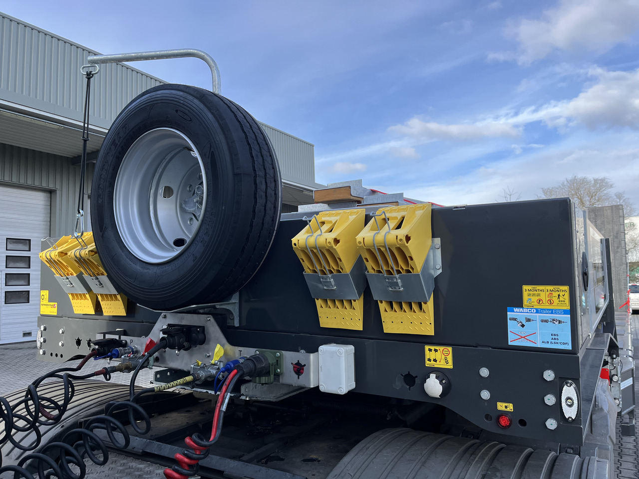 Faymonville 5-Achs-Tele-Semi mit Halbachsen "Twinaxle" und hydr. Rampen Auflieger - Semi-reboque baixa: foto 3 Faymonville 5-Achs-Tele-Semi mit Halbachsen "Twinaxle" und hydr. Rampen Auflieger - Semi-reboque baixa: foto 3