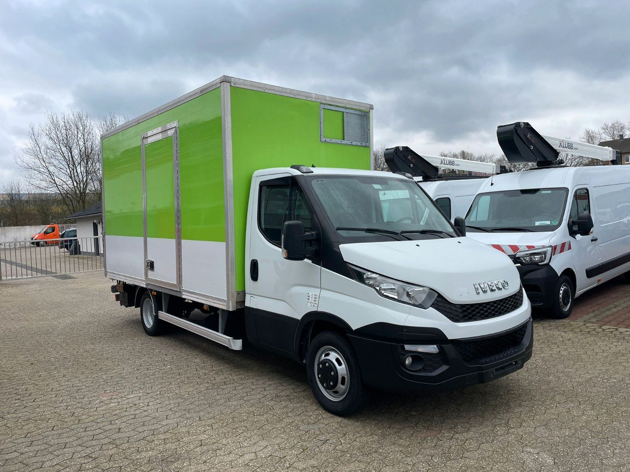 Iveco Daily 35C15 Koffer 4.2m Ladebordwand - Carrinha de contentor: foto 2 Iveco Daily 35C15 Koffer 4.2m Ladebordwand - Carrinha de contentor: foto 2