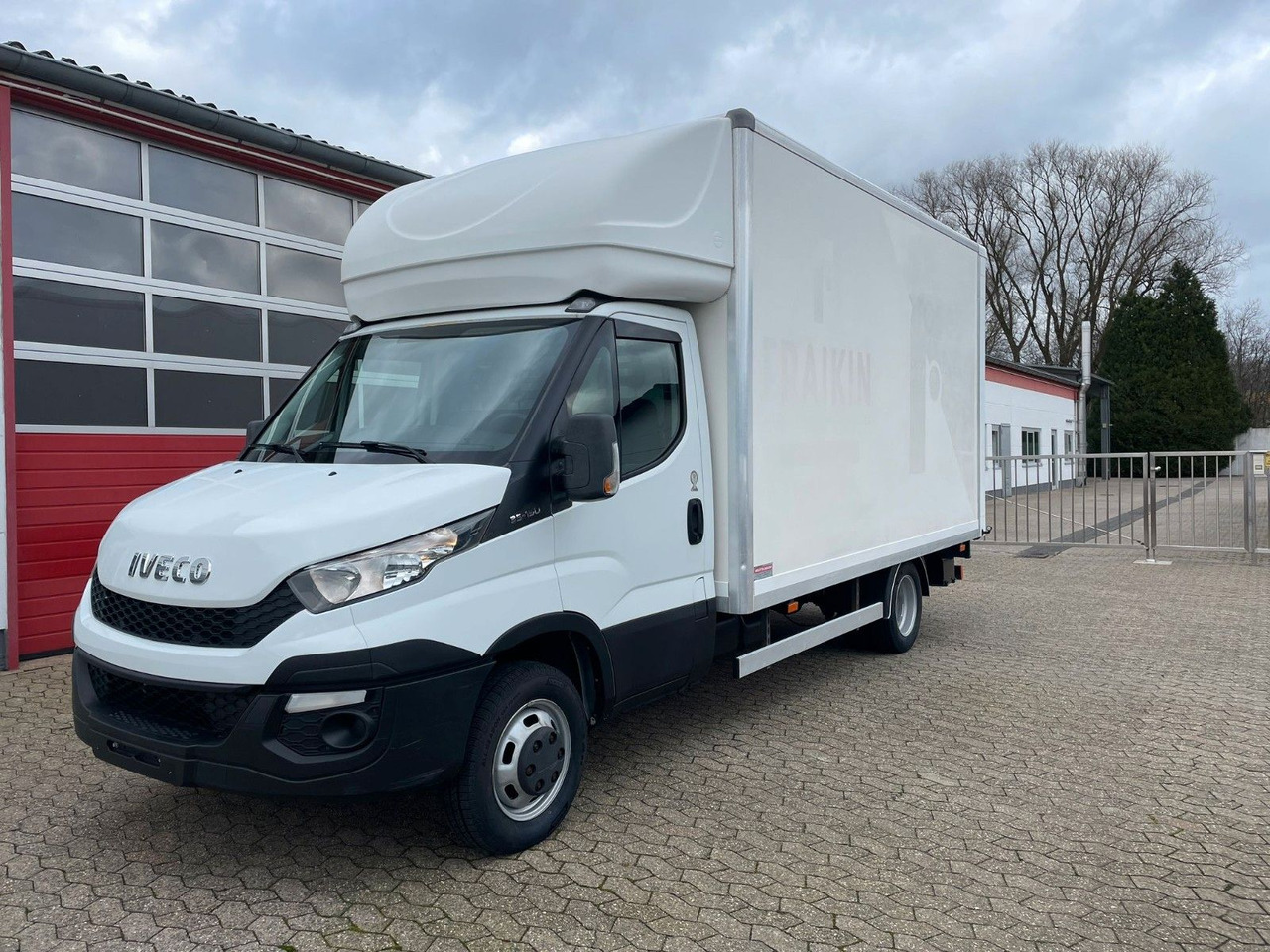 Iveco Daily Koffer 4.2m Ladebordwand Dhollandia Klima - Carrinha de contentor: foto 1 Iveco Daily Koffer 4.2m Ladebordwand Dhollandia Klima - Carrinha de contentor: foto 1