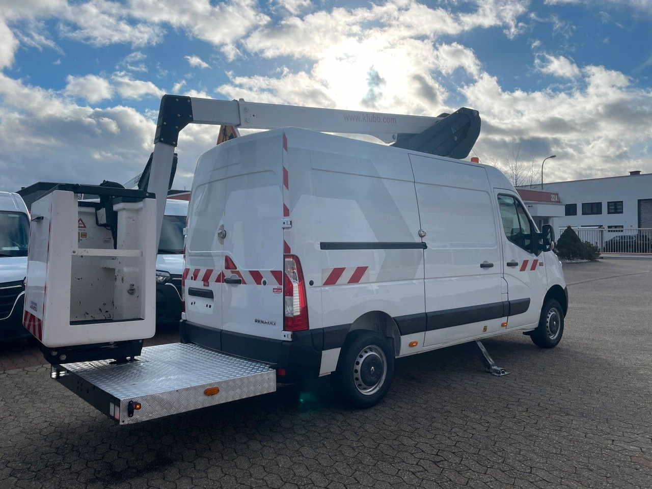 Renault Master Hubarbeitsbühne 2 Personen Korb bis 200kg - Caminhão com plataforma aérea: foto 4 Renault Master Hubarbeitsbühne 2 Personen Korb bis 200kg - Caminhão com plataforma aérea: foto 4