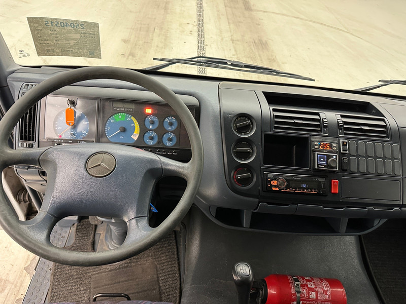 Fotografia de interior 1: Camião furgão Mercedes-Benz Atego 815