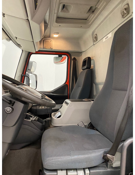 Fotografia de interior 1: Camião furgão Volvo FL 240