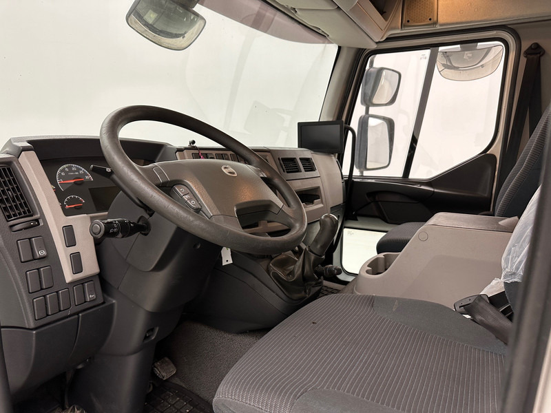 Fotografia de interior 1: Camião furgão Volvo FL 240