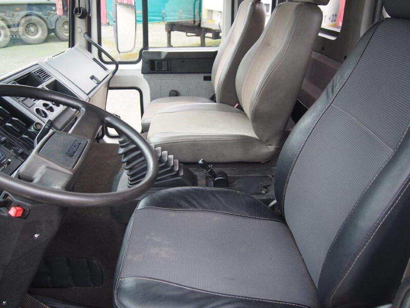 Fotografia de interior 1: Camião basculante, Camião grua Volvo FL6.180 Fotografia de interior 1: Camião basculante, Camião grua Volvo FL6.180