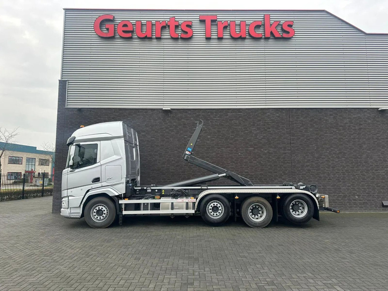 DAF XF 530 8X2 TRIPLE VDL S-30-6700 HAAKARMSYSTEEM/A - Camião polibenne: foto 1 DAF XF 530 8X2 TRIPLE VDL S-30-6700 HAAKARMSYSTEEM/A - Camião polibenne: foto 1