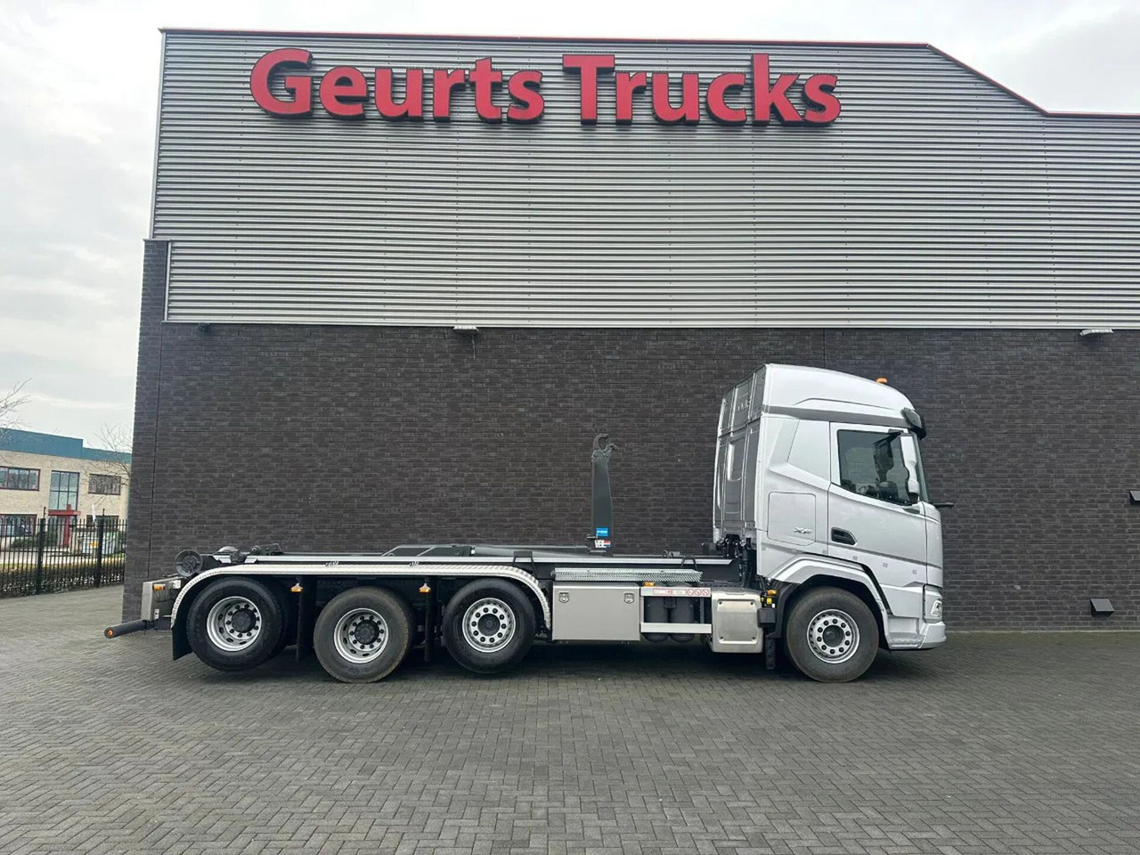 DAF XF 530 8X2 TRIPLE VDL S-30-6700 HAAKARMSYSTEEM/A - Camião polibenne: foto 4 DAF XF 530 8X2 TRIPLE VDL S-30-6700 HAAKARMSYSTEEM/A - Camião polibenne: foto 4