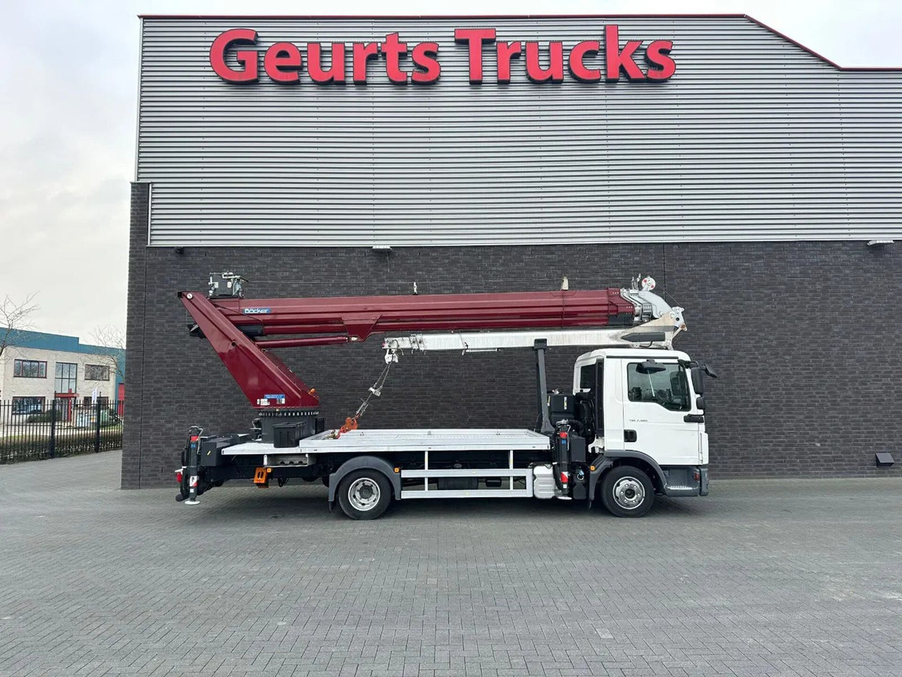MAN TGL 7.180 4X2 BB BOCKER AK37/4000 + JIB MONTAGEK - Camião grua: foto 2 MAN TGL 7.180 4X2 BB BOCKER AK37/4000 + JIB MONTAGEK - Camião grua: foto 2