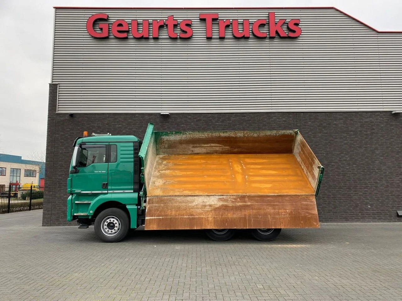 MAN TGX 26.560 6X4 BB + 3 ZIJDIGE KIPPER/TIPPER BORD - Camião basculante: foto 2 MAN TGX 26.560 6X4 BB + 3 ZIJDIGE KIPPER/TIPPER BORD - Camião basculante: foto 2