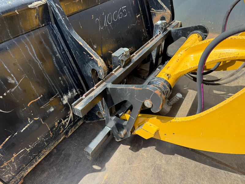 Pá carregadora de rodas Caterpillar 908M CE + EPA: foto 17 Pá carregadora de rodas Caterpillar 908M CE + EPA: foto 17