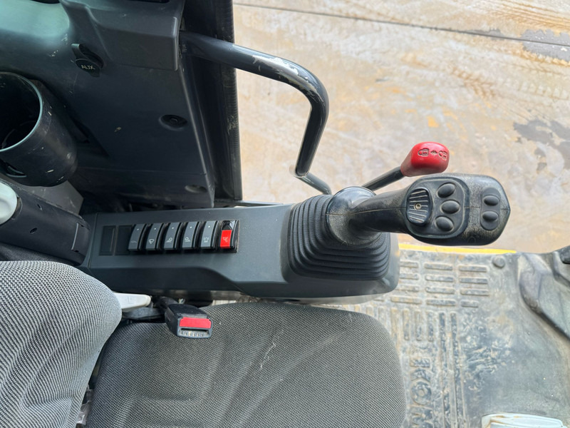 Escavadeira de rodas Komatsu PW180-11: foto 17