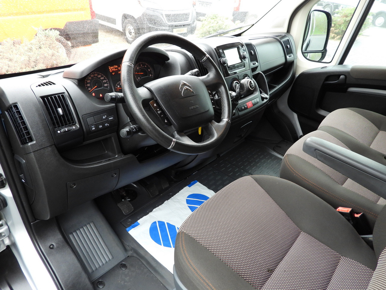 CITROEN JUMPER  BOX DELIVERY VAN 7 SEATS CRUISE CONTROL LED LIGHTS AIR CONDITIONING  165HP - Furgão: foto 2 CITROEN JUMPER  BOX DELIVERY VAN 7 SEATS CRUISE CONTROL LED LIGHTS AIR CONDITIONING  165HP - Furgão: foto 2