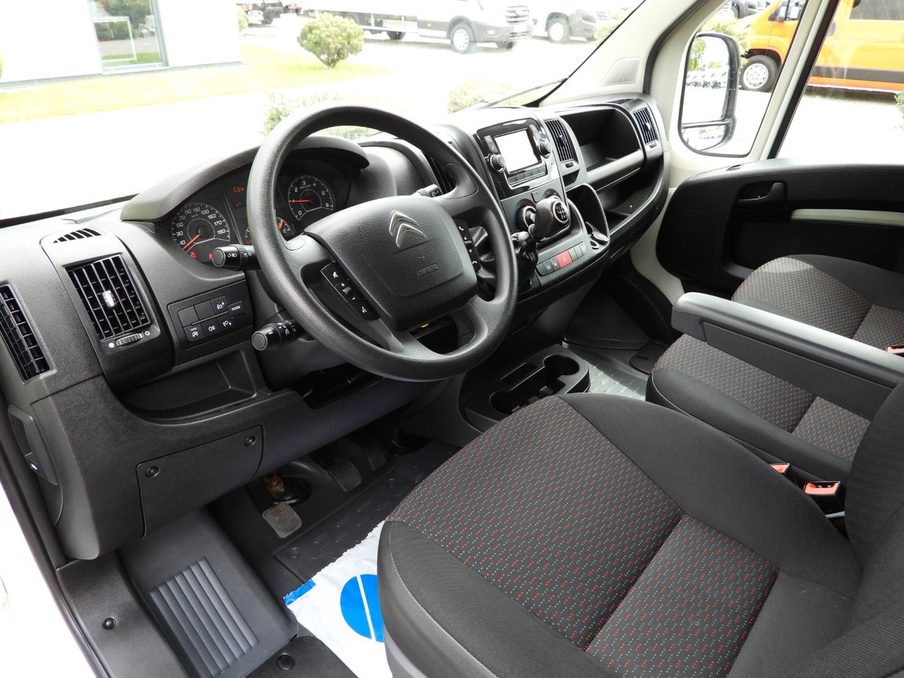 Citroën JUMPER KOFFER AUFZUG 8 PALETTEN TEMPOMAT NAVI Citroën JUMPER KOFFER AUFZUG 8 PALETTEN TEMPOMAT NAVI - Carrinha de contentor: foto 2 Citroën JUMPER KOFFER AUFZUG 8 PALETTEN TEMPOMAT NAVI Citroën JUMPER KOFFER AUFZUG 8 PALETTEN TEMPOMAT NAVI - Carrinha de contentor: foto 2