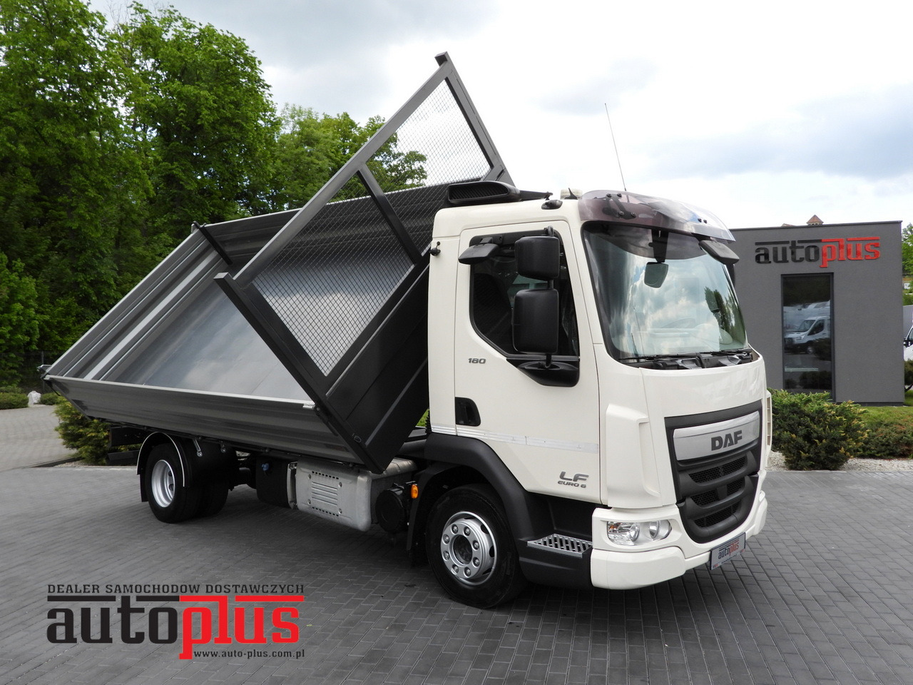 DAF LF 180 THREE-WAY TIPPER CRUISE CONTROL LED LIGHTS AUTOMATIC TRANSMISSION TWIN WHEELS AIR CONDITIONING 180HP - Camião basculante: foto 1 DAF LF 180 THREE-WAY TIPPER CRUISE CONTROL LED LIGHTS AUTOMATIC TRANSMISSION TWIN WHEELS AIR CONDITIONING 180HP - Camião basculante: foto 1