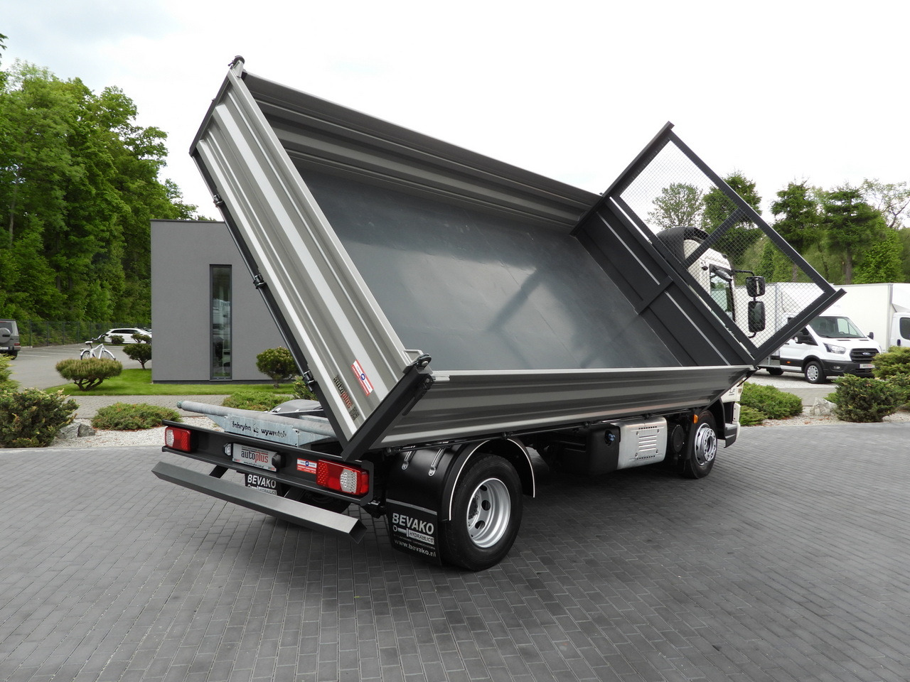 DAF LF 180 THREE-WAY TIPPER CRUISE CONTROL LED LIGHTS AUTOMATIC TRANSMISSION TWIN WHEELS AIR CONDITIONING 180HP - Camião basculante: foto 3 DAF LF 180 THREE-WAY TIPPER CRUISE CONTROL LED LIGHTS AUTOMATIC TRANSMISSION TWIN WHEELS AIR CONDITIONING 180HP - Camião basculante: foto 3