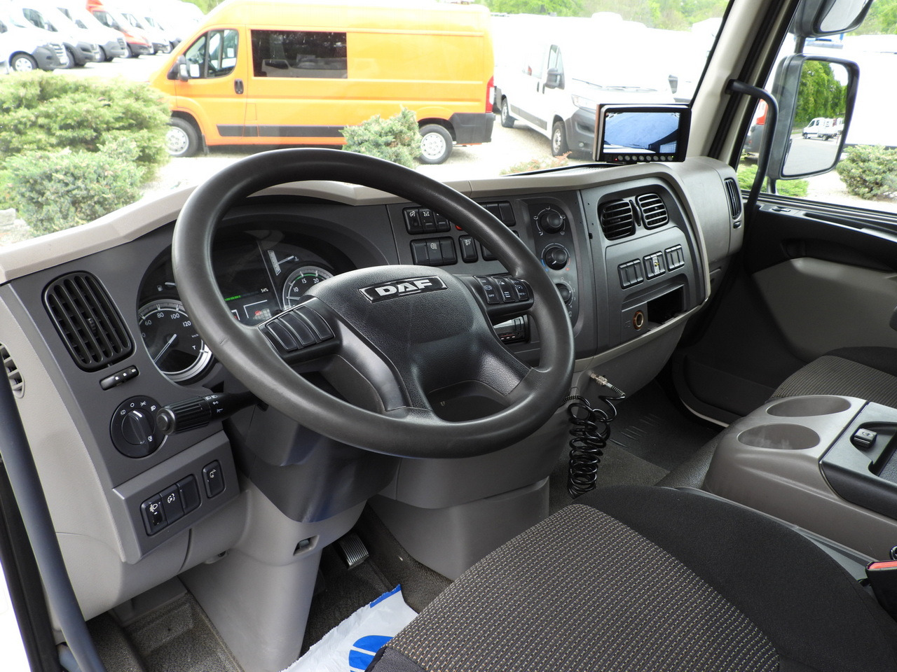 DAF LF 180 THREE-WAY TIPPER CRUISE CONTROL LED LIGHTS AUTOMATIC TRANSMISSION TWIN WHEELS AIR CONDITIONING 180HP - Camião basculante: foto 2 DAF LF 180 THREE-WAY TIPPER CRUISE CONTROL LED LIGHTS AUTOMATIC TRANSMISSION TWIN WHEELS AIR CONDITIONING 180HP - Camião basculante: foto 2