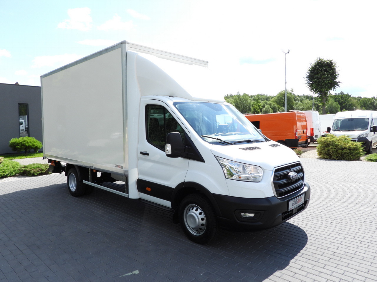 FORD TRANSIT BOX LIFT 8 PALLETS CRUISE CONTROL LED LIGHTS TWIN WHEELS AIR CONDITIONING 130HP - Carrinha de contentor: foto 4 FORD TRANSIT BOX LIFT 8 PALLETS CRUISE CONTROL LED LIGHTS TWIN WHEELS AIR CONDITIONING 130HP - Carrinha de contentor: foto 4
