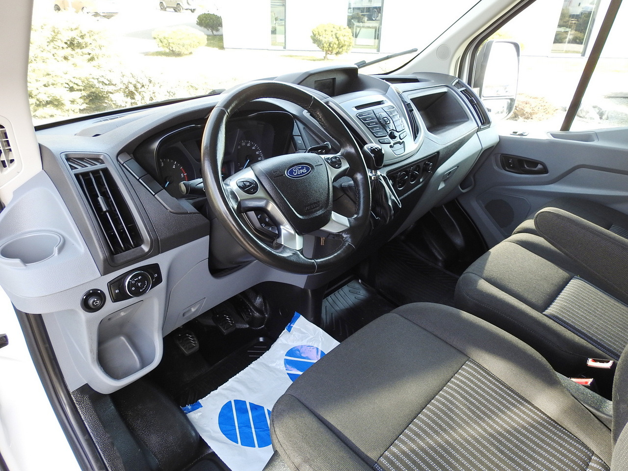 FORD TRANSIT  BOX LIFT 8 PALLETS CRUISE CONTROL LED LIGHTS TWIN WHEELS AIR CONDITIONING  170HP - Carrinha frigorífica: foto 2 FORD TRANSIT  BOX LIFT 8 PALLETS CRUISE CONTROL LED LIGHTS TWIN WHEELS AIR CONDITIONING  170HP - Carrinha frigorífica: foto 2
