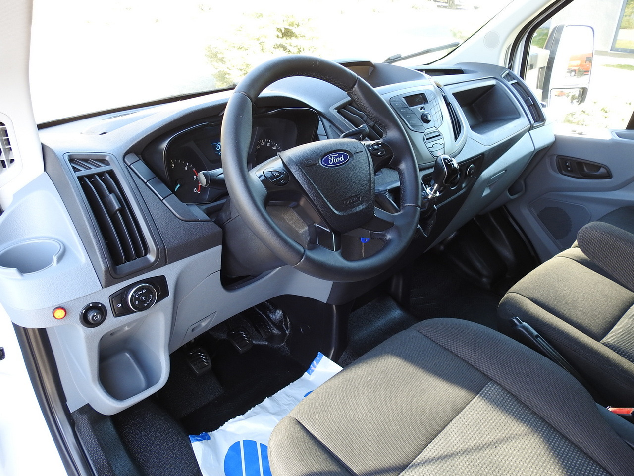 FORD TRANSIT BOX LIFT 8 PALLETS TWIN WHEELS AIR CONDITIONING 130HP - Carrinha de contentor: foto 2 FORD TRANSIT BOX LIFT 8 PALLETS TWIN WHEELS AIR CONDITIONING 130HP - Carrinha de contentor: foto 2