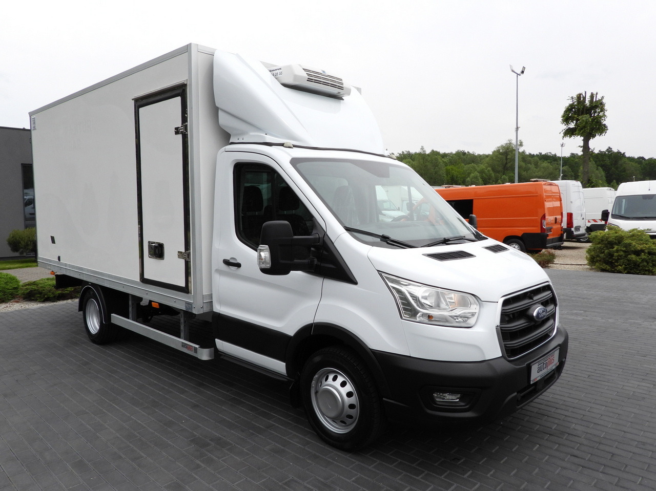 FORD TRANSIT BOX / REFRIGERATOR BOX 5*C / CRUISE CONTROL LED LIGHTS TWIN WHEELS AIR CONDITIONING 130HP - Carrinha frigorífica: foto 4 FORD TRANSIT BOX / REFRIGERATOR BOX 5*C / CRUISE CONTROL LED LIGHTS TWIN WHEELS AIR CONDITIONING 130HP - Carrinha frigorífica: foto 4