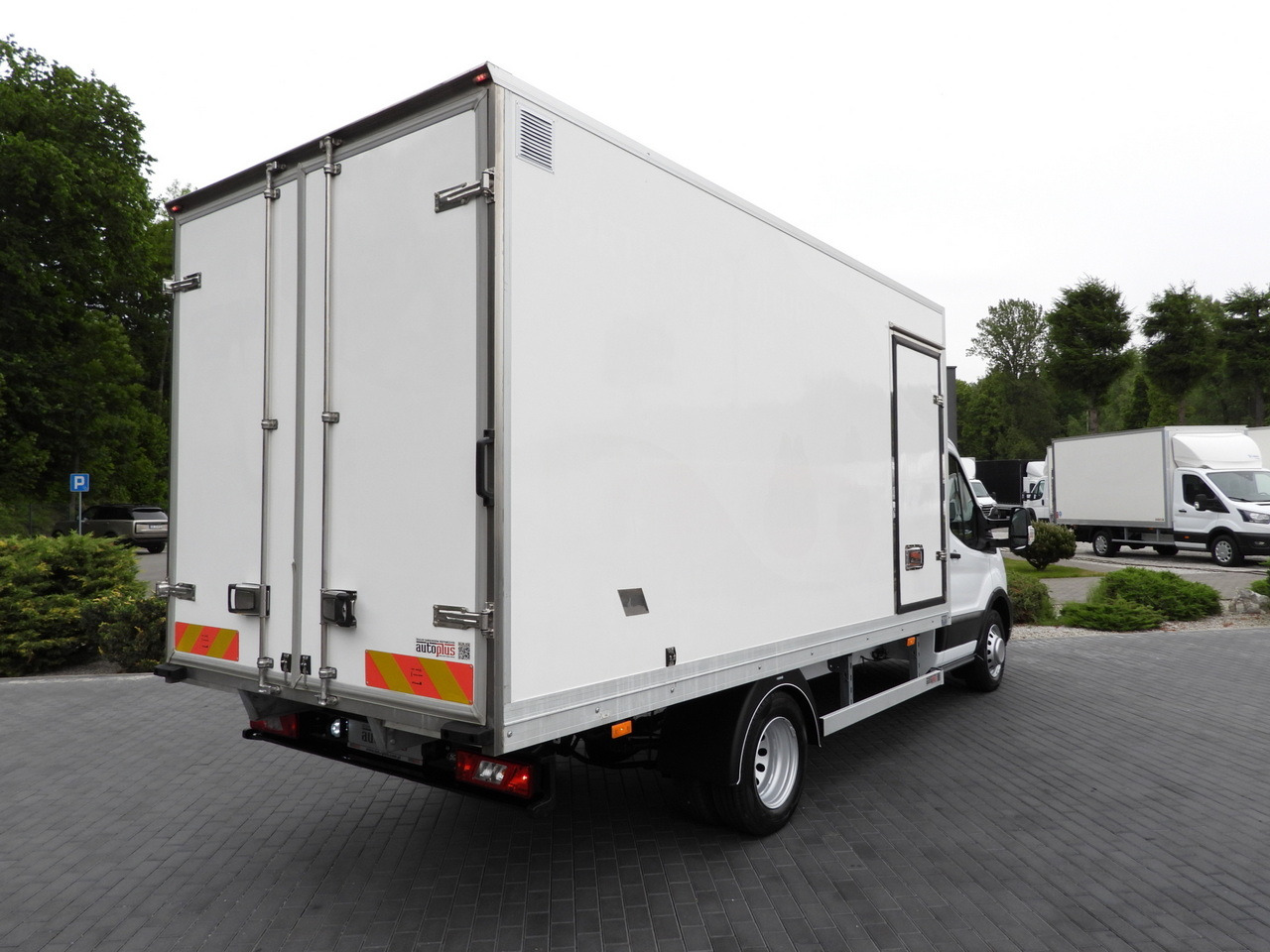 FORD TRANSIT BOX / REFRIGERATOR BOX 5*C / CRUISE CONTROL LED LIGHTS TWIN WHEELS AIR CONDITIONING 130HP - Carrinha frigorífica: foto 3 FORD TRANSIT BOX / REFRIGERATOR BOX 5*C / CRUISE CONTROL LED LIGHTS TWIN WHEELS AIR CONDITIONING 130HP - Carrinha frigorífica: foto 3
