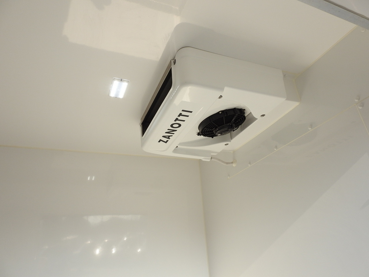 Carrinha frigorífica FORD TRANSIT  REFRIGERATOR VAN 0°C HEATING FUNCTION CRUISE CONTROL LED LIGHTS AIR CONDITIONING  130HP: foto 23