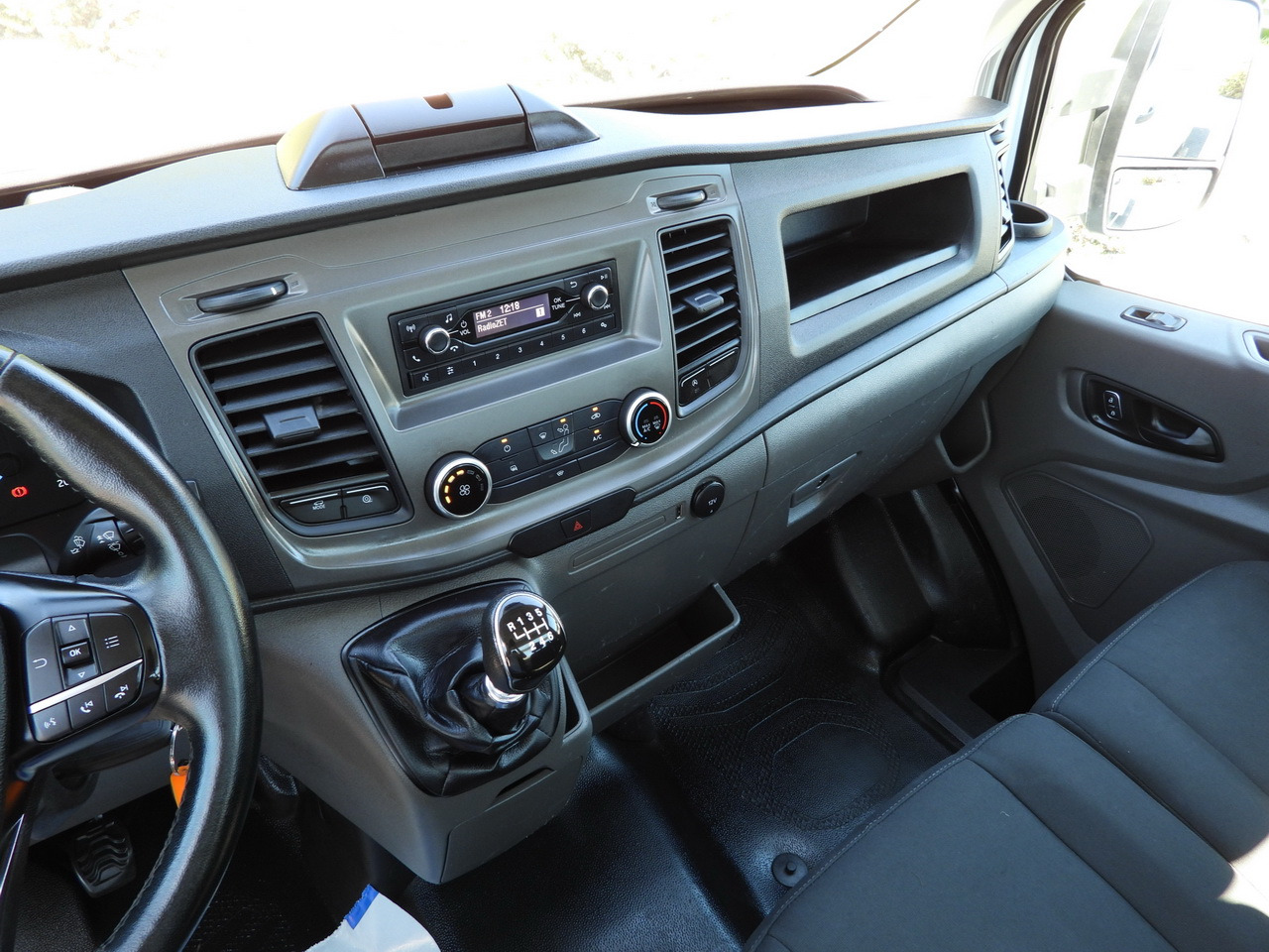 Carrinha de caixa aberta FORD TRANSIT  STAKE BODY 10 PALLETS CRUISE CONTROL LED LIGHTS PNEUMATICS AIR CONDITIONING  160HP: foto 29