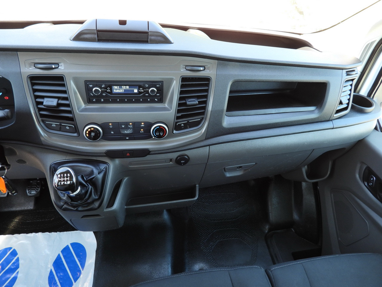Carrinha de caixa aberta FORD TRANSIT  STAKE BODY 10 PALLETS CRUISE CONTROL LED LIGHTS PNEUMATICS AIR CONDITIONING  160HP: foto 28