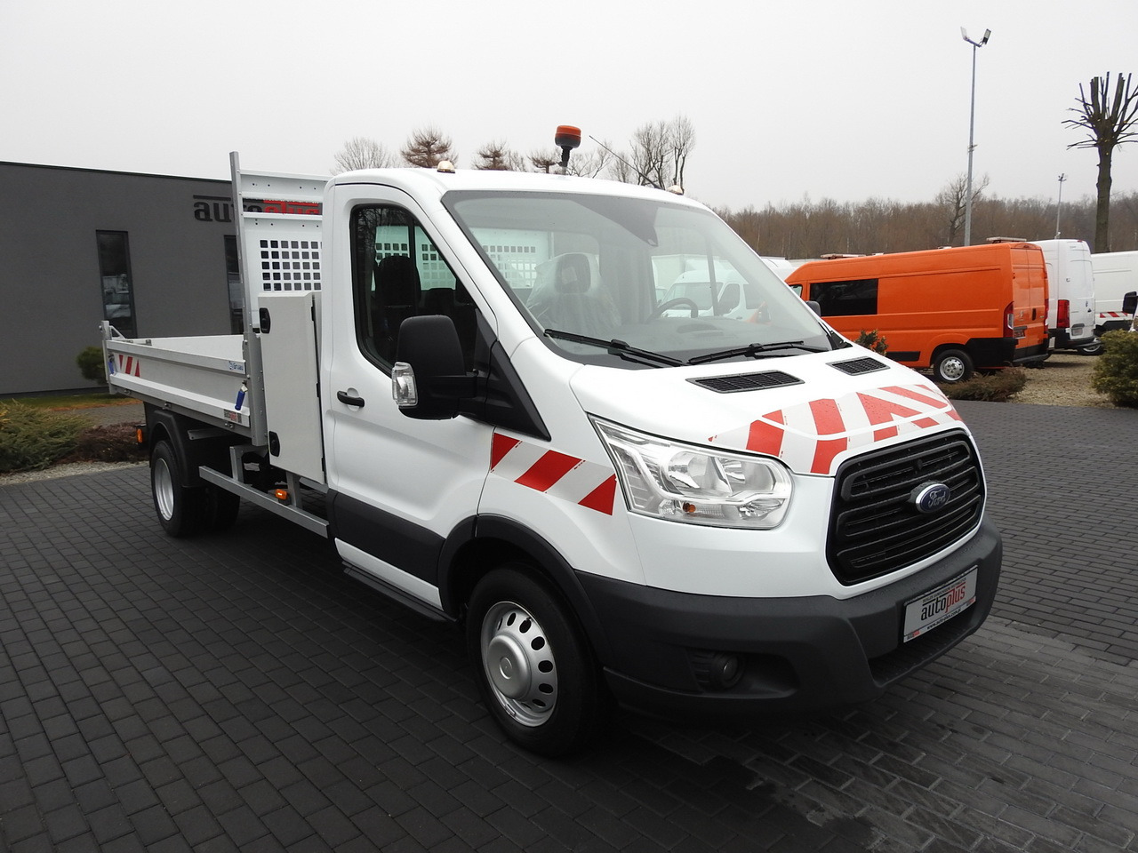 FORD TRANSIT TIPPER CRUISE CONTROL AIR CONDITIONING TWIN WHEELS 170HP - Carrinha basculante: foto 4 FORD TRANSIT TIPPER CRUISE CONTROL AIR CONDITIONING TWIN WHEELS 170HP - Carrinha basculante: foto 4