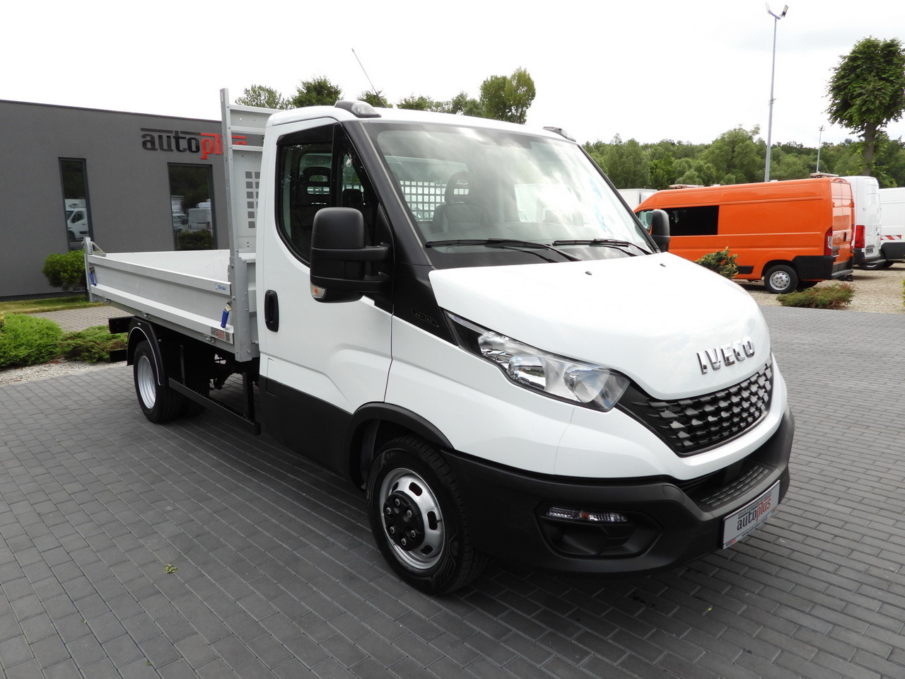 IVECO DAILY 35C14 CRUISE CONTROL TWIN WHEELS AIR CONDITIONING 140HP - Carrinha basculante: foto 4 IVECO DAILY 35C14 CRUISE CONTROL TWIN WHEELS AIR CONDITIONING 140HP - Carrinha basculante: foto 4