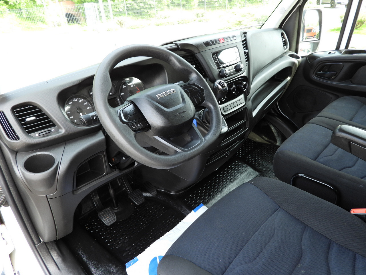 IVECO DAILY 35S12 STAKE BODY DOUBLE CABIN DOKA 7 SEATS AIR CONDITIONING 120HP - Carrinha de caixa aberta: foto 2 IVECO DAILY 35S12 STAKE BODY DOUBLE CABIN DOKA 7 SEATS AIR CONDITIONING 120HP - Carrinha de caixa aberta: foto 2