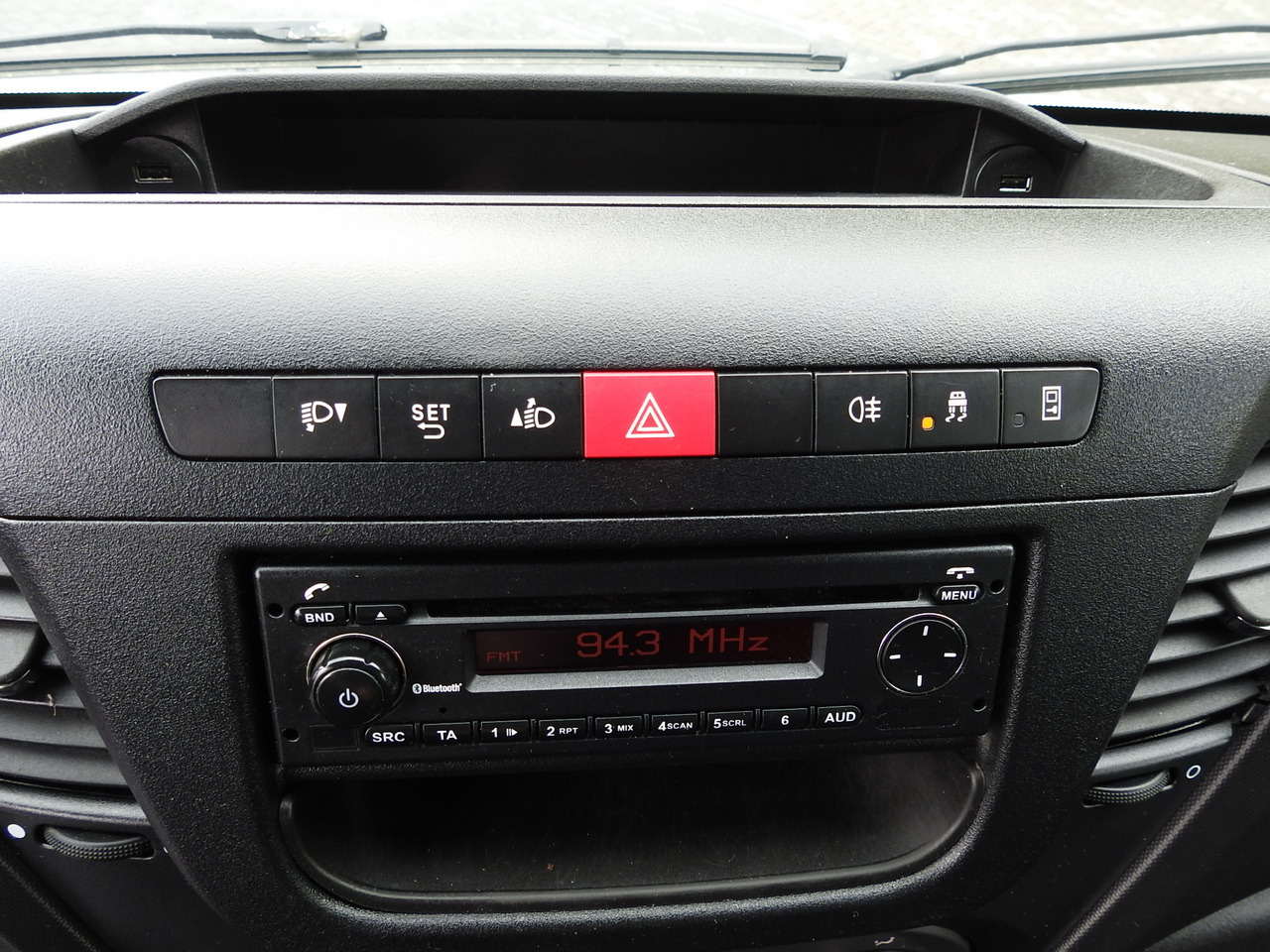 Carrinha cabine dupla IVECO DAILY 35S15 STAKE BODY DOUBLE CABIN DOKA 7 SEATS AIR CONDITIONING 150HP: foto 34 Carrinha cabine dupla IVECO DAILY 35S15 STAKE BODY DOUBLE CABIN DOKA 7 SEATS AIR CONDITIONING 150HP: foto 34