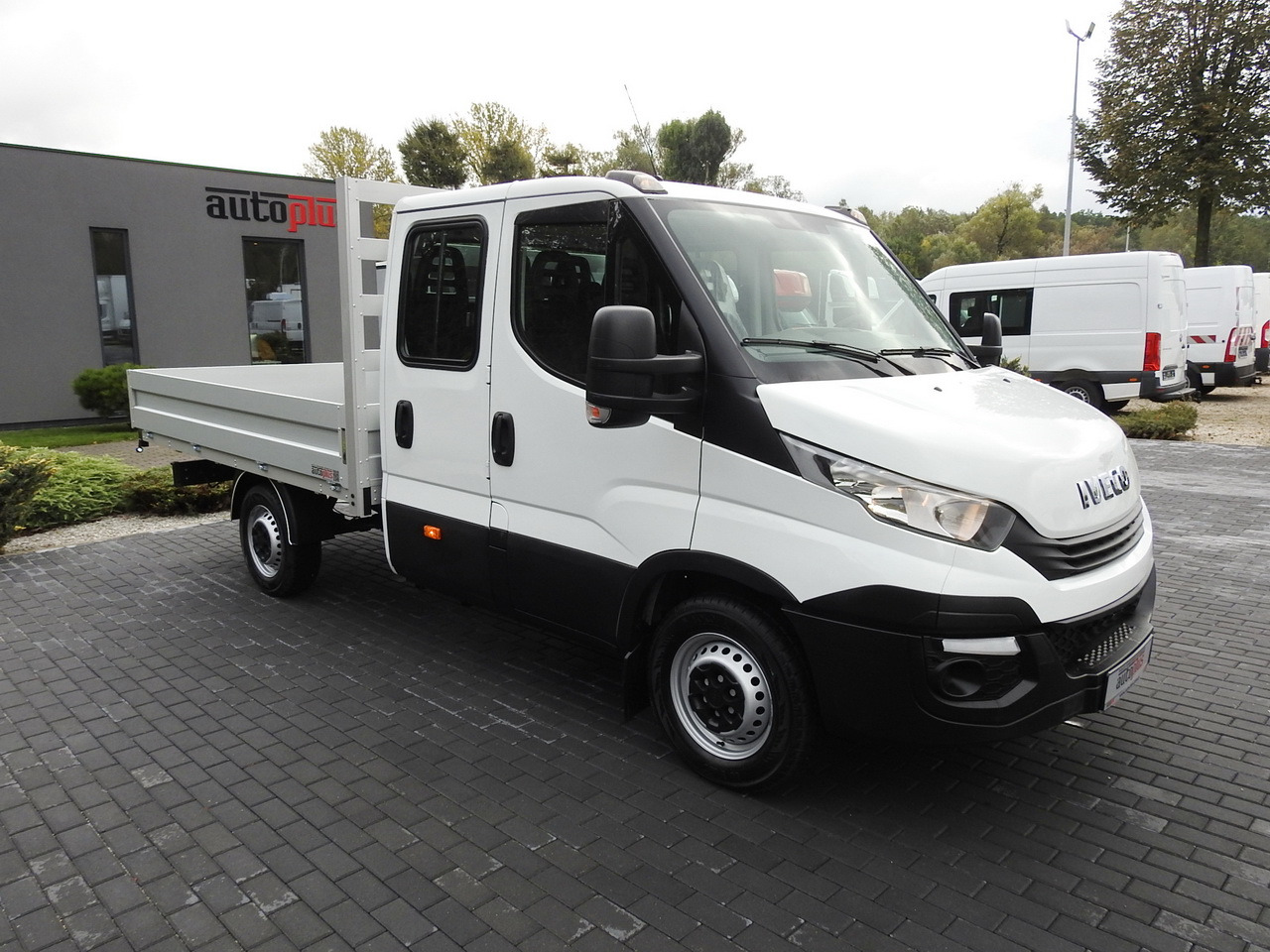 IVECO DAILY 35S15 STAKE BODY DOUBLE CABIN DOKA 7 SEATS AIR CONDITIONING 150HP - Carrinha de caixa aberta: foto 4 IVECO DAILY 35S15 STAKE BODY DOUBLE CABIN DOKA 7 SEATS AIR CONDITIONING 150HP - Carrinha de caixa aberta: foto 4