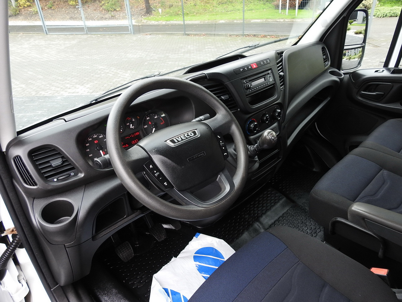 IVECO DAILY 35S15 STAKE BODY DOUBLE CABIN DOKA 7 SEATS AIR CONDITIONING 150HP - Carrinha de caixa aberta: foto 2 IVECO DAILY 35S15 STAKE BODY DOUBLE CABIN DOKA 7 SEATS AIR CONDITIONING 150HP - Carrinha de caixa aberta: foto 2